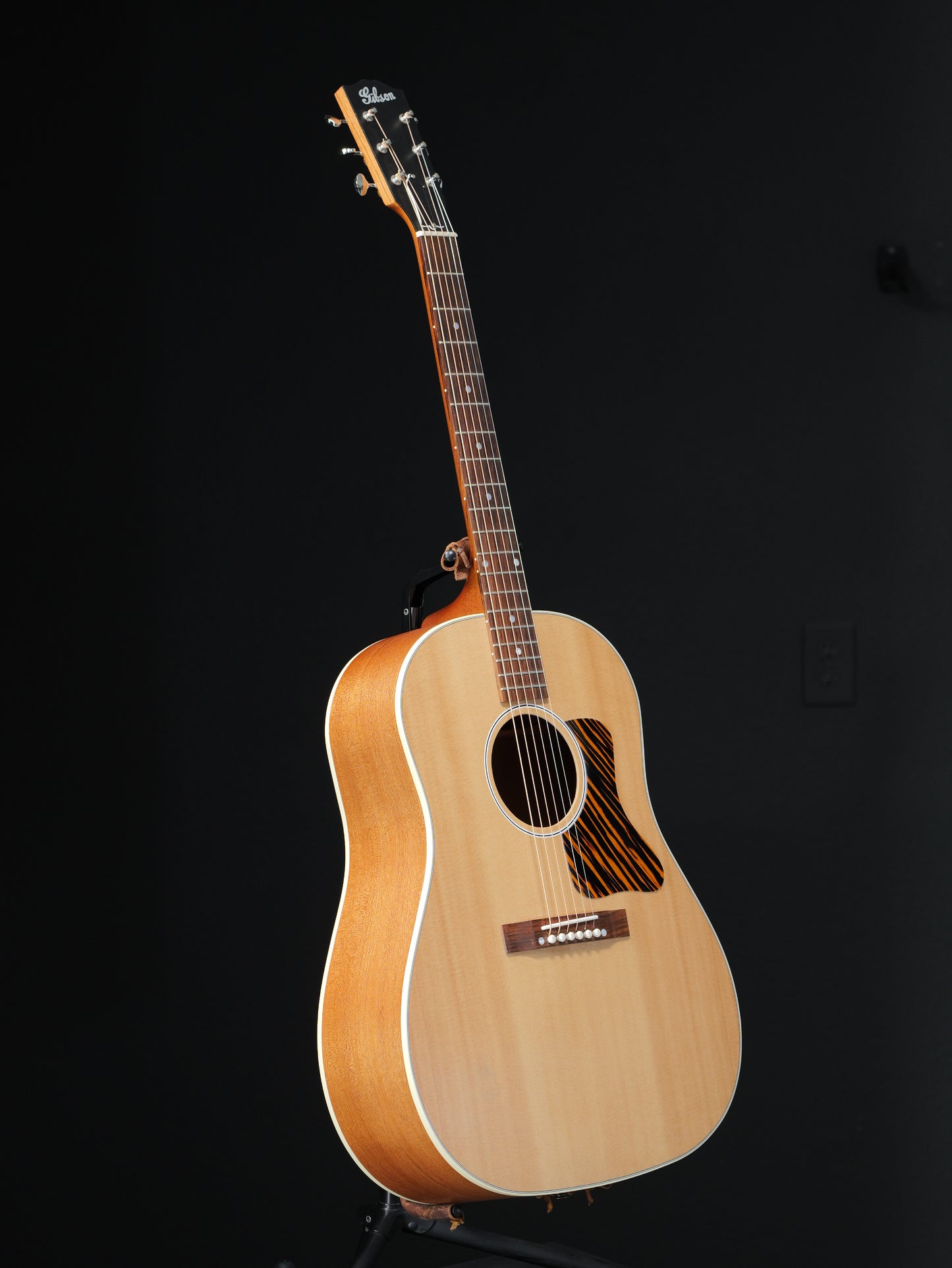 Gibson J-35 2023